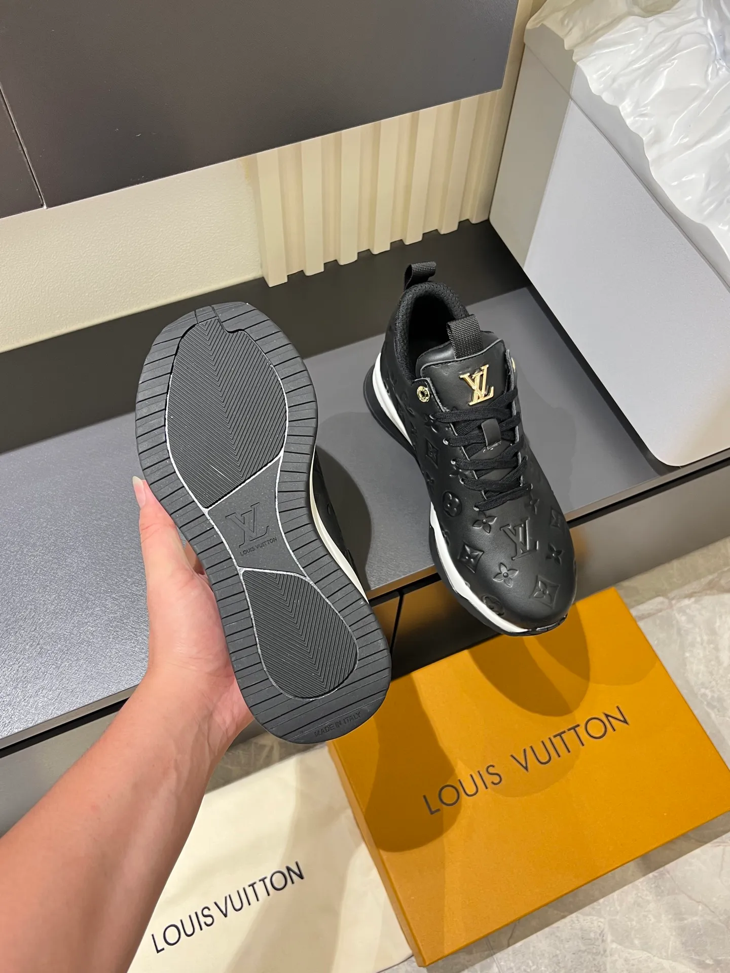 p520 "LOUI* VUITTO*" popular men's casual shoes, genuine development in Italy💯purchasing level quality✔️The upper is made of first-layer cowhide, comfortable and soft sheepskin feet⚡️Fashionable and versatile, the toe last shape is firm and full, and the soles are made from original LV molds and can be freely entered and exited the counter. Light and comfortable on the feet~Purely handmade, details determine quality! Size:39-44!